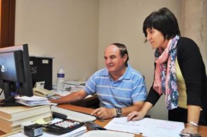 El alcalde de les Useres, Jaime Martínez, junto a la concejala Noelia Herrero.