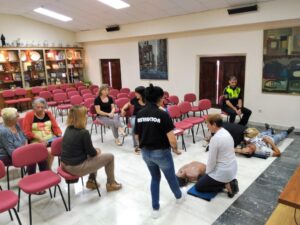 Lecciones prácticas durante el curso de manejo de desfibriladores en Segorbe
