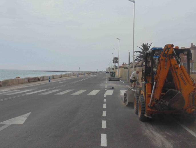 Limpieza de la carretera de la playa de Almasoora.