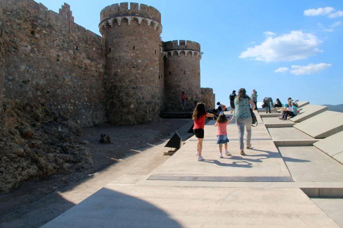 Los niños descubren el Castillo de Onda.