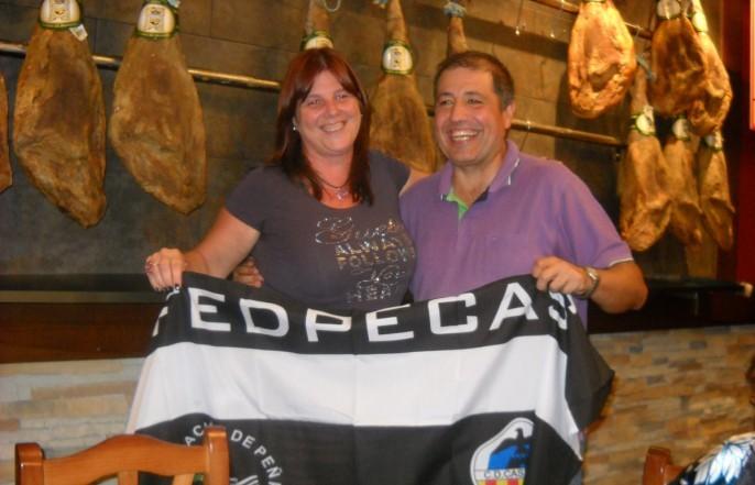Mapi Moliner, presidenta de la Fedpecas, junto a Conrado Marín, presidente de Sentimiento Albinegro.