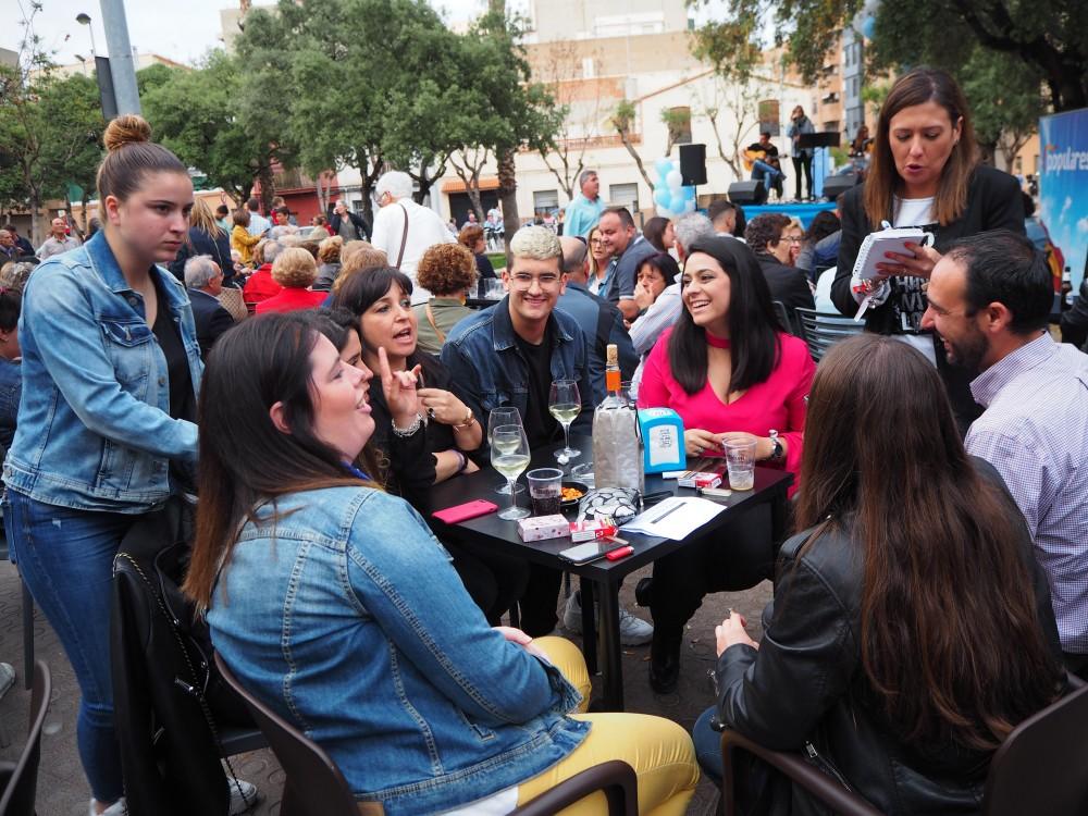 María Tormo con jóvenes