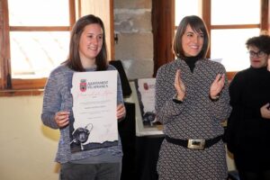 María Vicente, ganadora del premio Explorador Andrés, y Betlem Pons, concejala Cultura