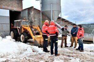 Moliner en una granja tras quitar la nieve bomberos del Consorcio