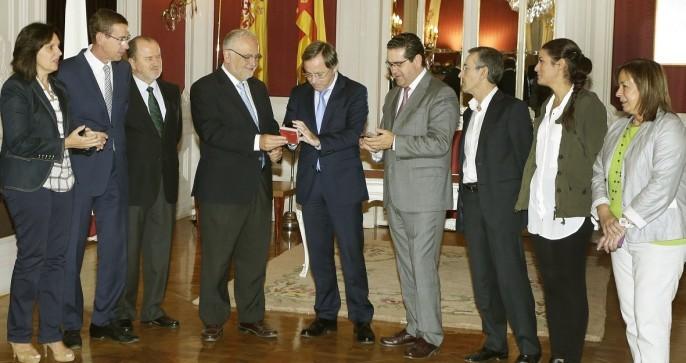 El conseller de Hacienda y Administración Pública, Juan Carlos Moragues, entrega a Les Corts los presupuestos de la Generalitat 2014. 30/10/2013. Foto: Calahorro.