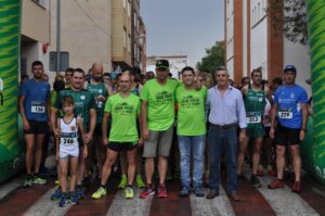 ORGANIZADORES ANTE PELOTON DE SALIDA
