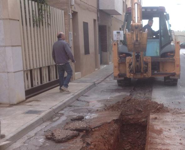 Empresa local trabajando en la mejora de la calle San Vicente. 29/10/2014. AYUNTAMIENTO DE NULES