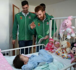 Los jugadores del TAU visitaron la planta de pediatría para estar con los niños.