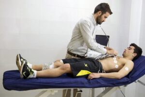 El doctor Óscar Fabregat vela por la salud de todos estos jóvenes talentos de Endavant Futbol Provincial. FOTO: VILLARREAL CF