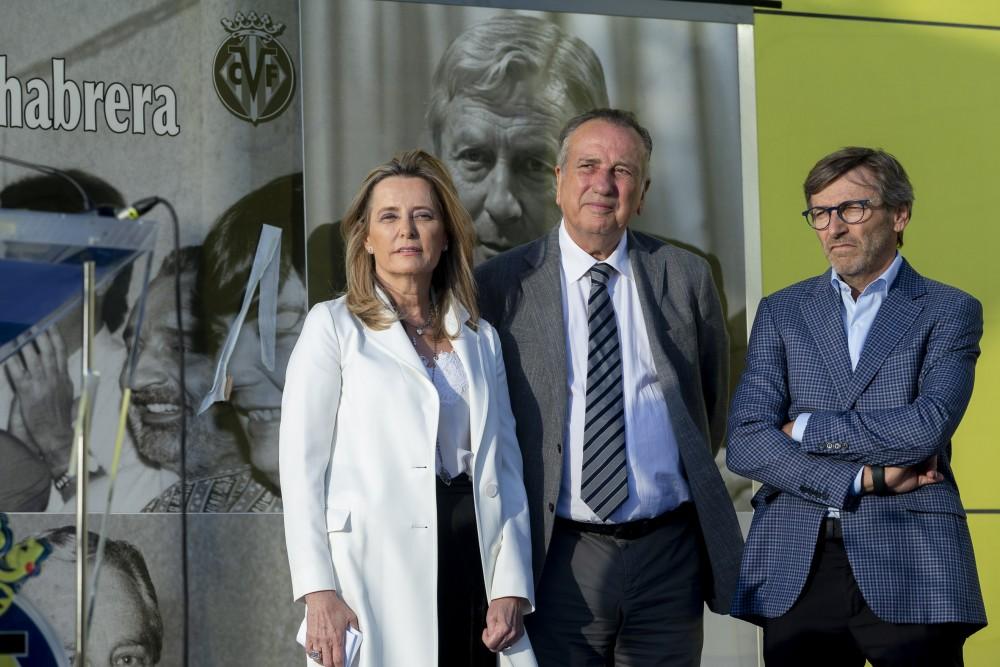 Fernando Roig Alfonso, junto a los hijos del expresidente Pascual Font de Mora, María José y Joaquín. FOTO: VILLARREAL CF