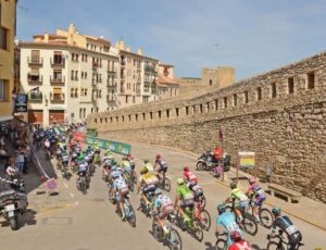 La Vuelta, por las calles de Morella.