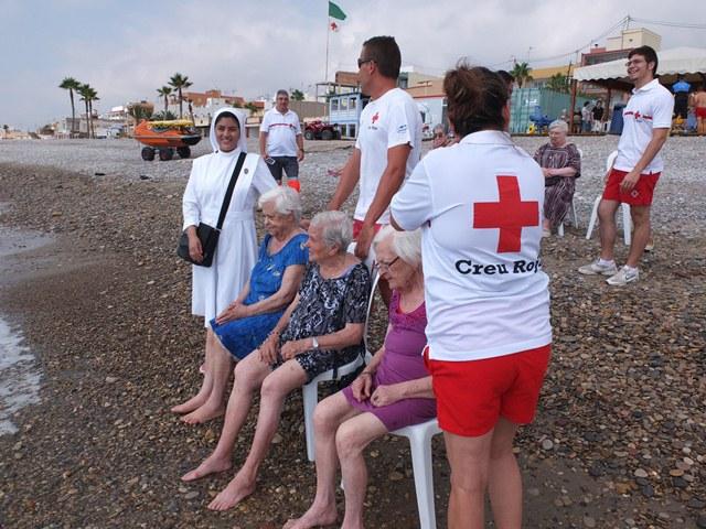 Ancianos en la playa accesible. 08/08/2014. AYUNTAMIENTO DE NULES