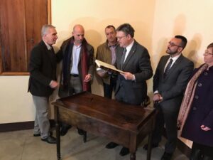 Puif firmant el llibre de la comunitat de regants