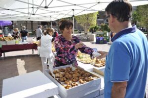 Reparto de dulces Flor de Lledó