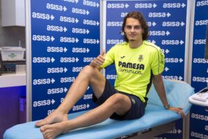 El joven jugador pasó la revisión médica con el Villarreal el mediodía de este miércoles. FOTO: VILLARREAL CF