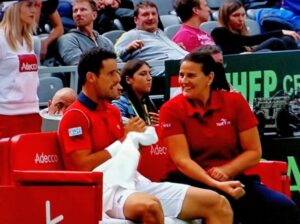 Roberto Bautista dialoga con la capitana Conchita Martínez.