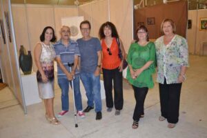 Rosalía Torrent (centro) directora del MACVAC posando con artistas