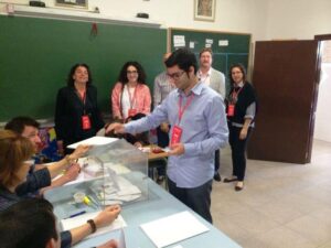 Samuel Falomir emitiendo su voto en l'Alcora.