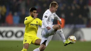 Samuel García presiona la salida de balón de un futbolista rival. FOTO: UEFA