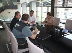 Santiago Agustí, Amaya Gomez, policía y guardia civil