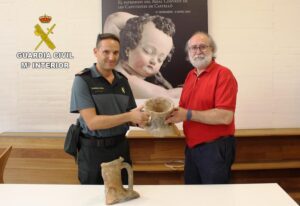 Servicio Marítimo,la Guardia Civil incauta 2 ánforas PRENSA