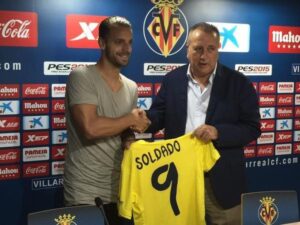 Roberto Soldado y el presidente Fernando Roig.