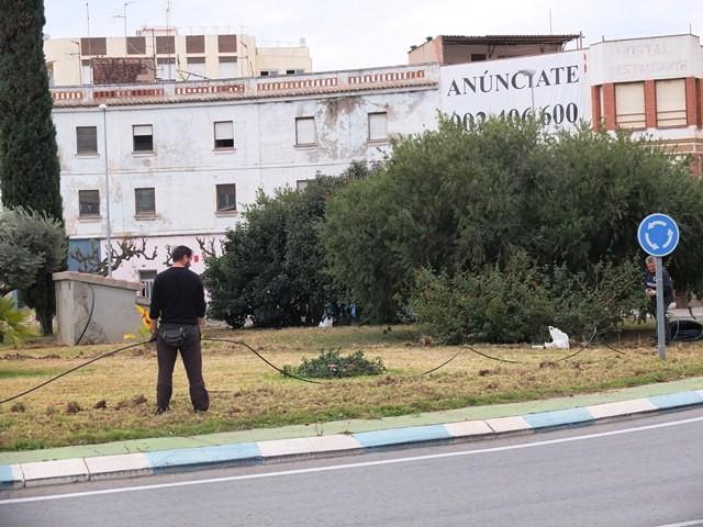 Trabajo de soterramiento del riego en la rotonda de la plaza del Pilar. 19/02/2015. AYUNTAMIENTO DE NULES