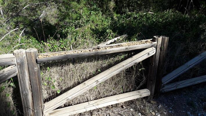 Tanca de fusta podrida en ruta botànic calduch