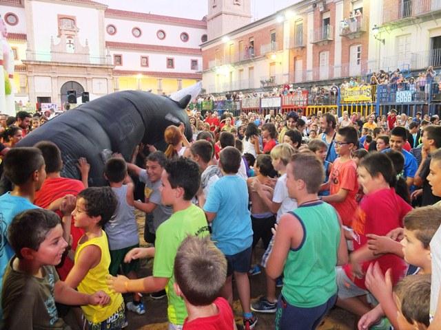 Encierro de toros hinchables. Fiestas Patronales de Sant Bartomeu. 25/08/2014. AYUNTAMIENTO DE NULES