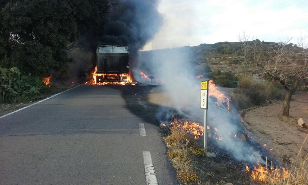 Un camión quemado en la carretera de Tírig-Les Coves (1)