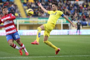 El capitán Bruno Soriano pelea un balón en el centro del campo. FOTO: PEDRO CAZORLA