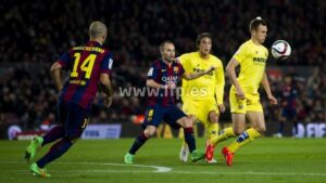 El ruso Denis Cheryshev controla el balón ante Iniesta. FOTO: LFP