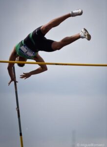Víctor Pastor, en pleno salto de altura.