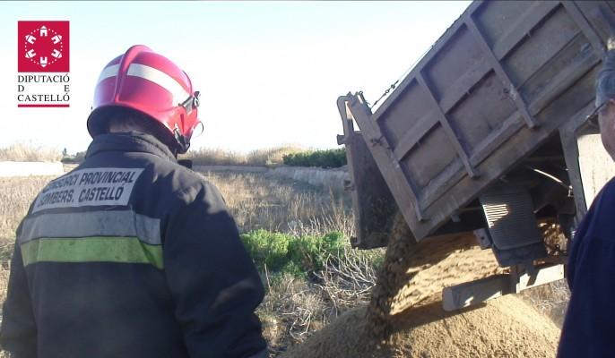 Vierten arena encima del acido nítrico.