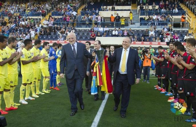 Los hermanos Juan y Fernando Roig sacan la copa de Europa League conquistada por el Valencia Básquet. FOTO: LFP.ES