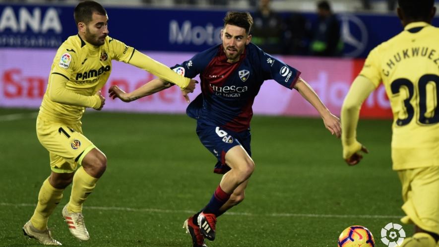 Manu Trigueros pelea un balón con el examarillo Moi Gómez. FOTO: LALIGA