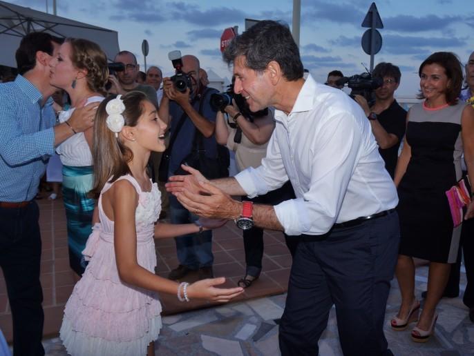 La Magdalena de 2014 ya tiene reinas de las fiestas. Las elegidas para representar a todos los castellonenses son Laura Sos Boix y Beatriz Iturralde Cubertoret, que será la reina infantil. El alcalde de Castellón, Alfonso Bataller, después de la decisión tomada por los encargados de la elección, comunicó la noticia a las elegidas y posteriormente las visitó para felicitarles personalmente, tanto a ellas como los familiares que celebraran la elección. De esta manera comienza la cuenta atrás para las fiestas de la Magdalena del próximo año. Foto: Wamba.