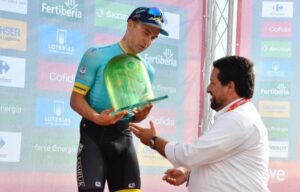 Javier Moliner, presidente de la Diputación de Castellón, entrega un obsequio al ganador de la etapa Alexey Lutsenko. FOTO: DIPUTACIÓN