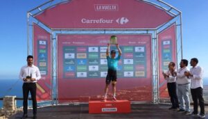 El kazajo Alexey Lutsenko en la plaza de la ermita de Santa Llucia, levantando el trofeo: FOTO: LA VUELTA