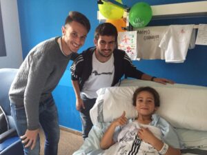Rubén Fone y Jordi Marenyà han visitado al joven Gorka, que está hospitalizado. FOTO: CD CASTELLÓN