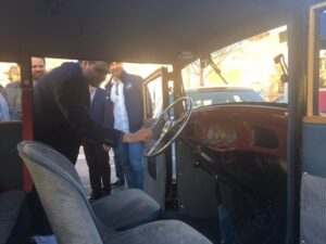 Xavi Ochando probando uno de los coches de Motor2