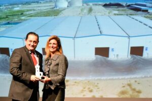 marco entrega un premio del puerto