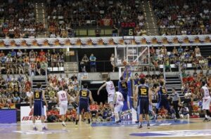 Lance del partido España-Polonia, con la afición de fondo atenta al juego. FOTO: FEB