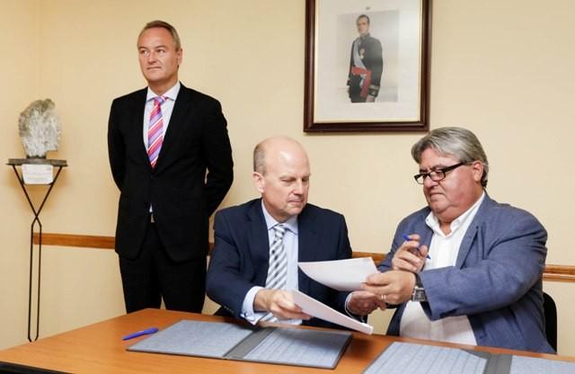 El President de la Generalitat, Alberto Fabra, preside la firma del Protocolo de colaboración entre la Agència Valenciana de Turisme y la Confederación de Turismo de Interior de la Comunitat Valenciana. Castelfabib, 07/08/2013. Foto: Calahorro (GVA).