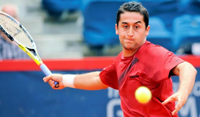 HAM01. HAMBURGO (ALEMANIA), 24/07/09.- El español Nicolas Almagro devuelve la pelota al uruguayo, Pablo Cuevas, durante el partido de cuartos de final del torneo en tierra batida de Hamburgo (Alemania), hoy 24 de Julio de 2009. EFE/Maurizio Gambarini