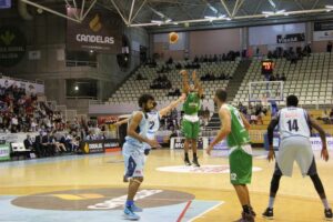 Amics sufrió, pero mantuvo el tipo en los minutos finales. FOTO: FEB