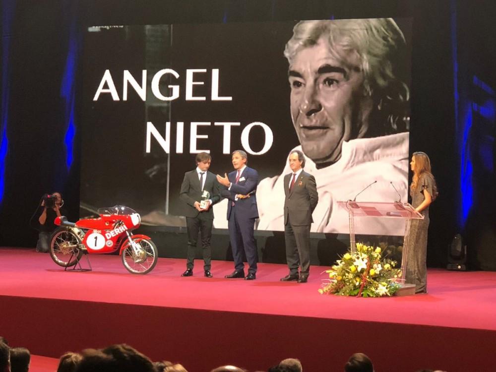 Emotivo homenaje al desaparecido expiloto Ángel Nieto.