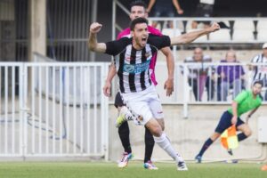 La afición está contenta con el regreso del castellonense Arturo Navarro al conjunto albinegro. FOTO: CD CASTELLÓN