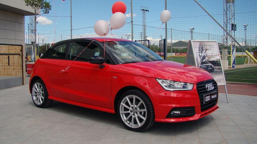 El Audi A1 que ganará un afortunado abonado del Villarreal CF estará expuesto este domingo en la plaza del Estadio de la Cerámica. FOTO: VILLARREAL CF