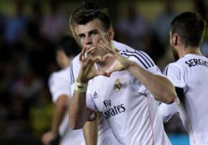 Bale se estrenó con la camiseta del Real Madrid y anotó un gol. Lo celebró con el famoso corazón.